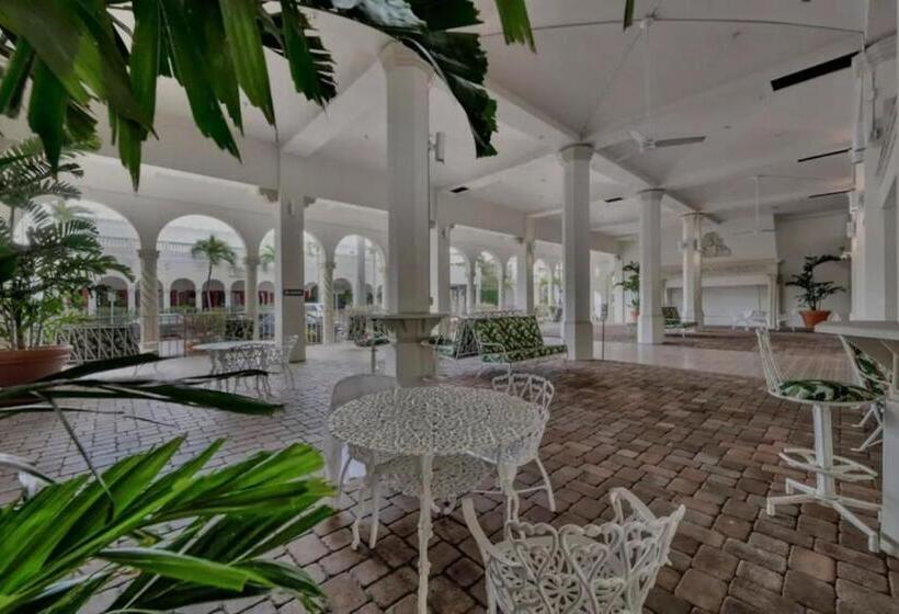 Tropical Beach Condo   Pool, Shops, 86 Tv, Wifi