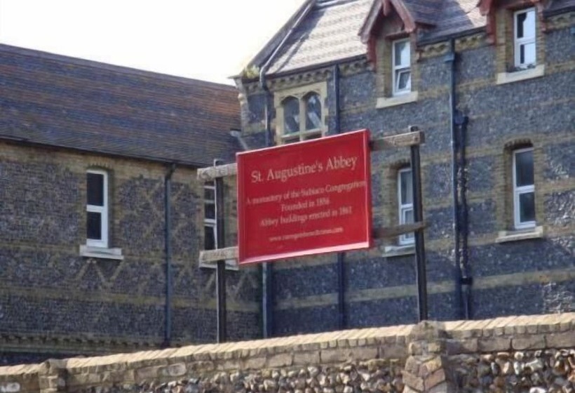 בית מלון כפרי Spencer Court