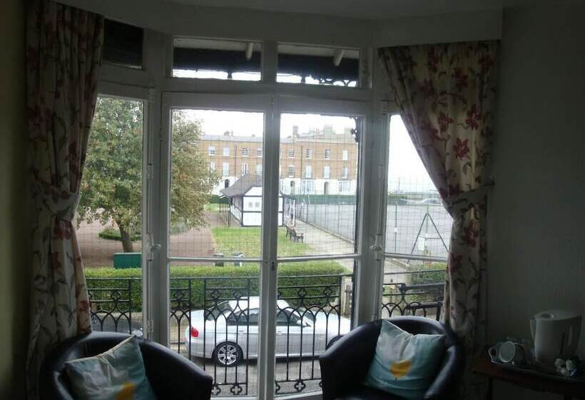 בית מלון כפרי Spencer Court