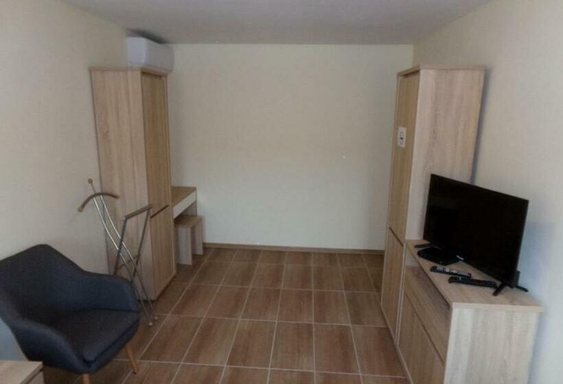 Пансион Hold On Apartman
