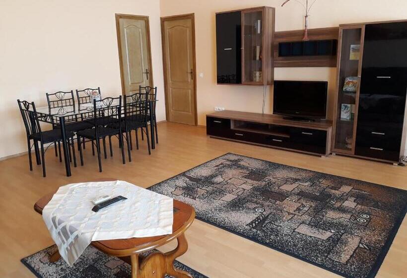 پانسیون Piac Utcai Apartman