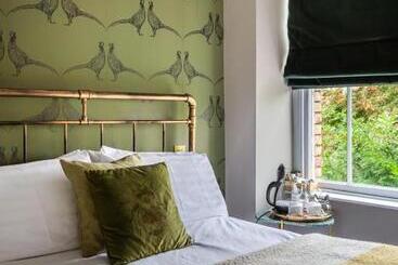 تختخواب و صبحانه The Prince Of Waterloo   Boutique Guest Rooms