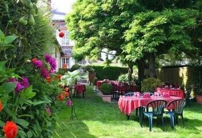 Hotel Logis Auberge De L'ombrée