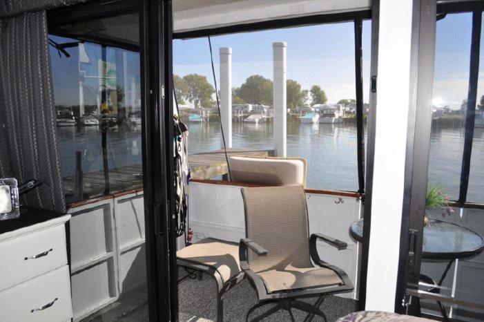 Hills Motel & Marina