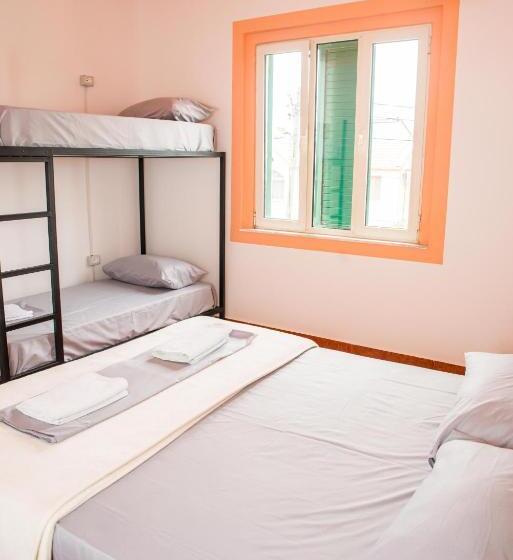 تختخواب و صبحانه Our Way Guest House & Hostel