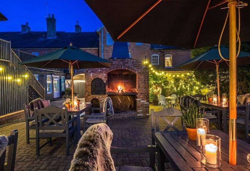 هتل The Black Lion, Long Melford