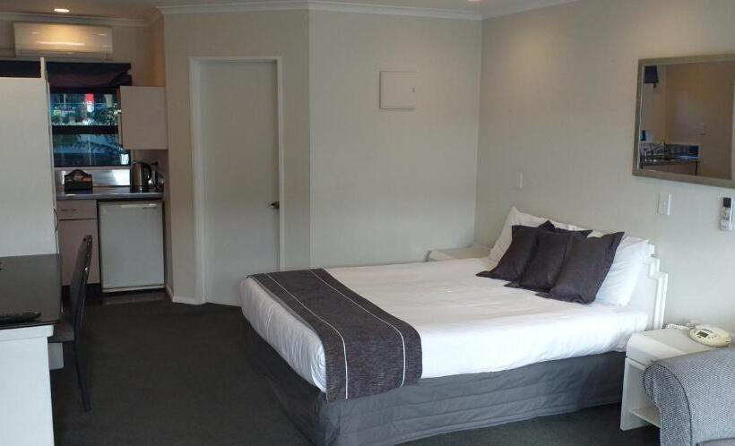 Shadzz Motel