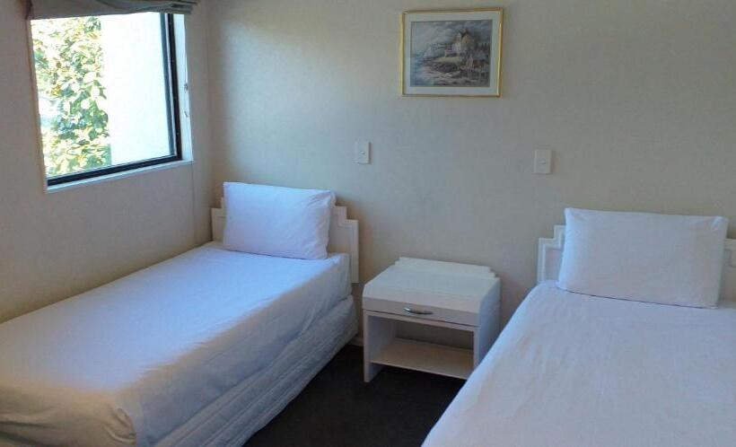 Shadzz Motel