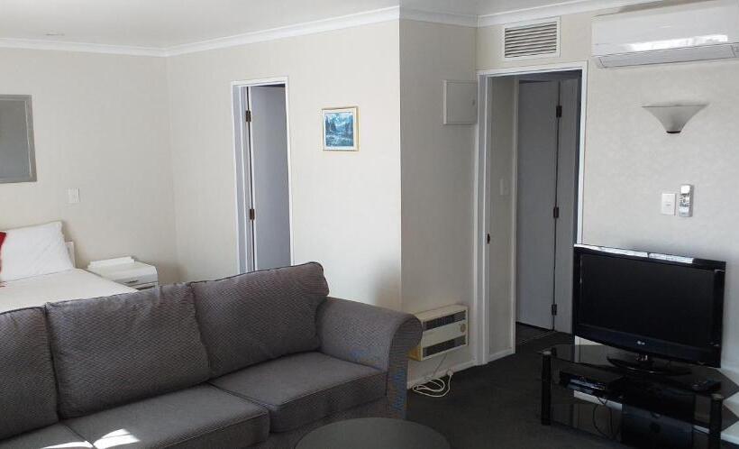 Shadzz Motel