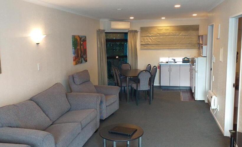 Shadzz Motel