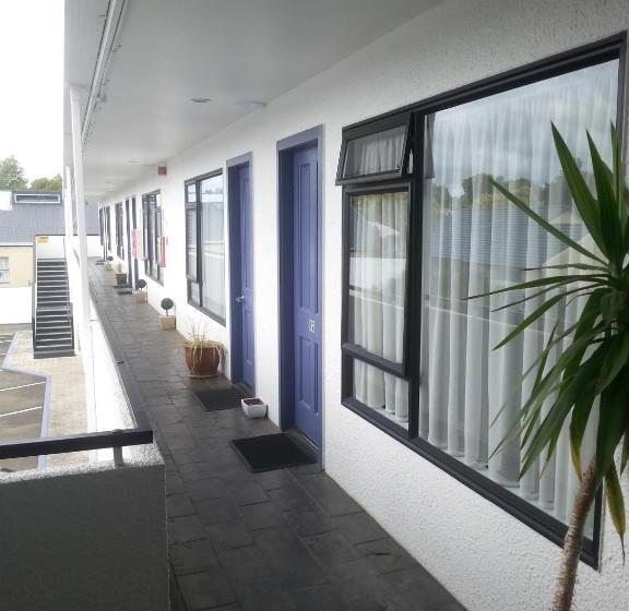 Shadzz Motel
