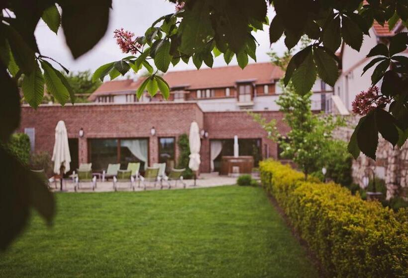 Crocus Gere Bor Hotel Resort & Wine Spa