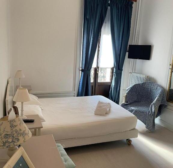 هتل Authentic By Balladins, Hôtel Le Carré D Aix