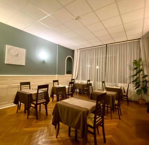 هتل Authentic By Balladins, Hôtel Le Carré D Aix