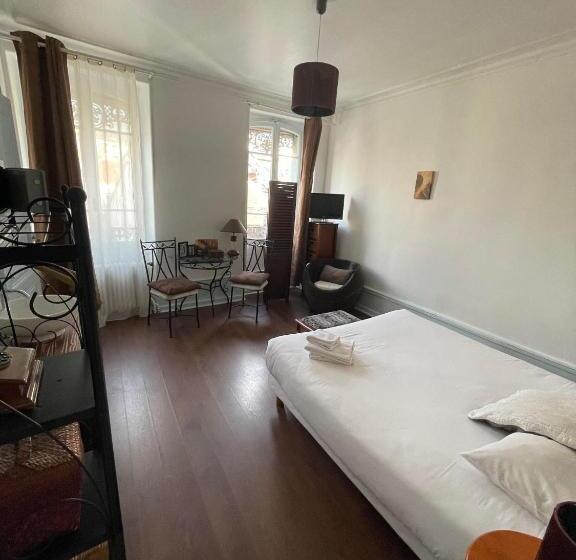 هتل Authentic By Balladins, Hôtel Le Carré D Aix