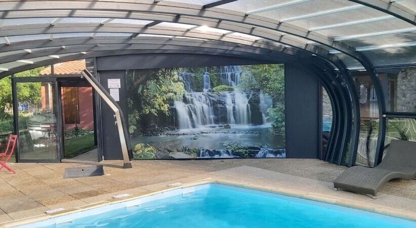 ホテル Hôtel Restaurant La Crèche Et Sa Piscine Intérieure   Logis Hôtels