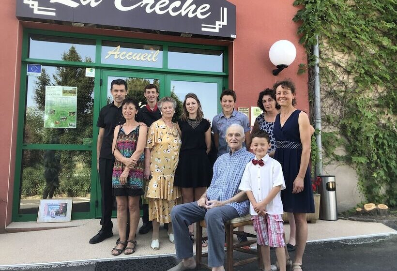 ホテル Hôtel Restaurant La Crèche Et Sa Piscine Intérieure   Logis Hôtels