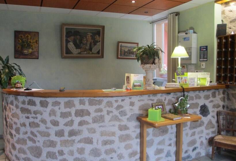 ホテル Hôtel Restaurant La Crèche Et Sa Piscine Intérieure   Logis Hôtels