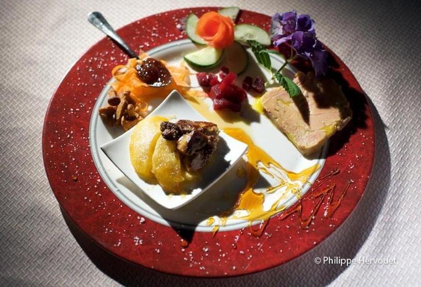ホテル Hôtel Restaurant La Crèche Et Sa Piscine Intérieure   Logis Hôtels