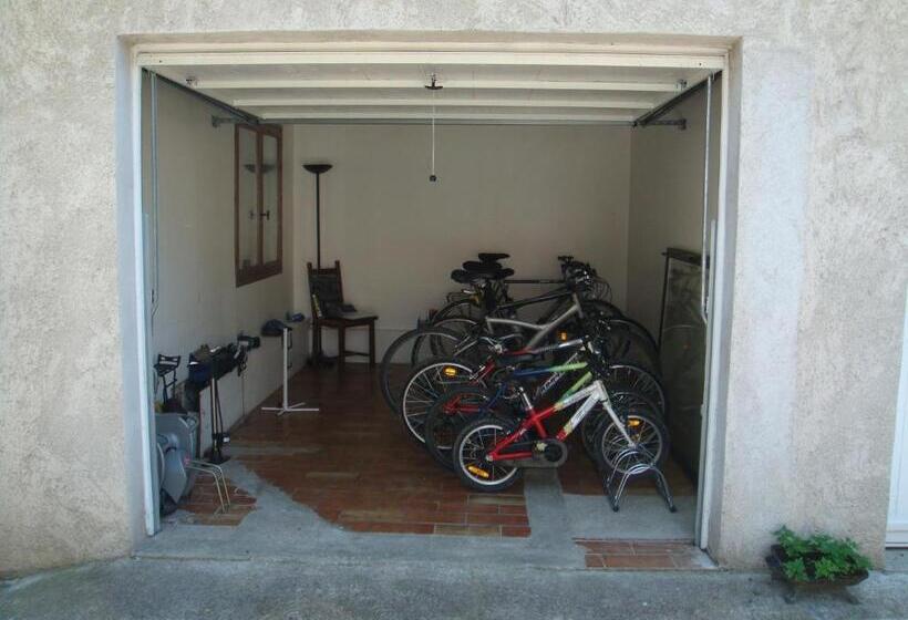 ホテル Hôtel Restaurant La Crèche Et Sa Piscine Intérieure   Logis Hôtels
