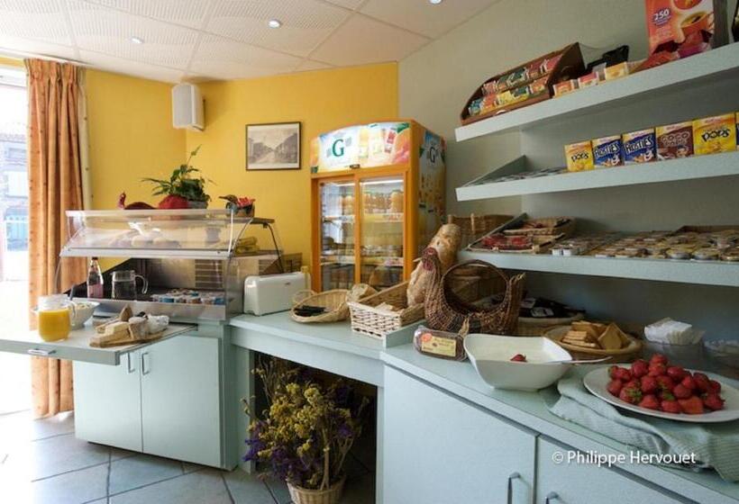 ホテル Hôtel Restaurant La Crèche Et Sa Piscine Intérieure   Logis Hôtels