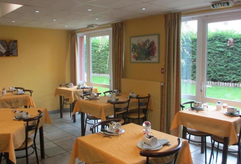 ホテル Hôtel Restaurant La Crèche Et Sa Piscine Intérieure   Logis Hôtels