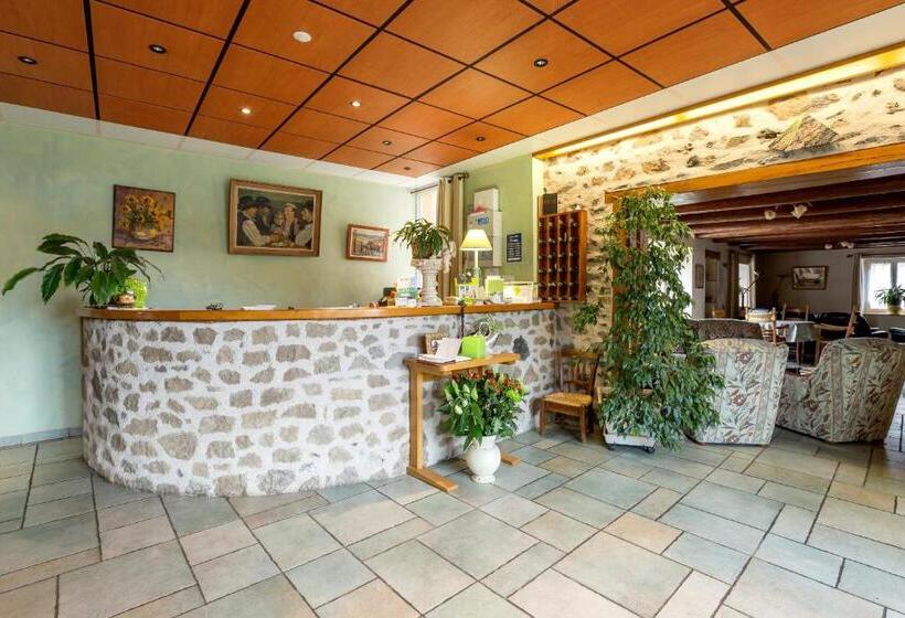 ホテル Hôtel Restaurant La Crèche Et Sa Piscine Intérieure   Logis Hôtels