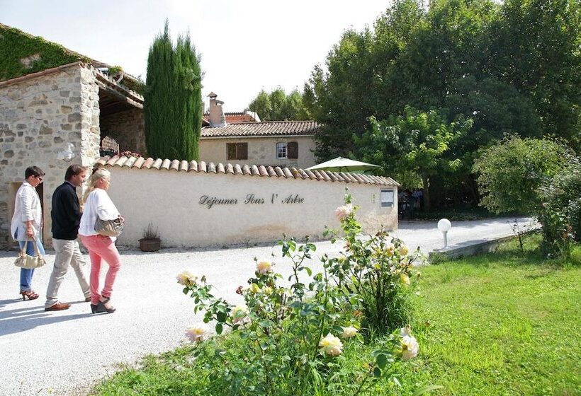 Отель Logis Hôtel & Spa Déjeunez Sous L Arbre