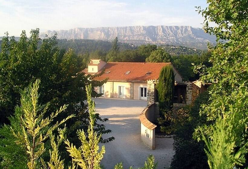 Отель Logis Hôtel & Spa Déjeunez Sous L Arbre