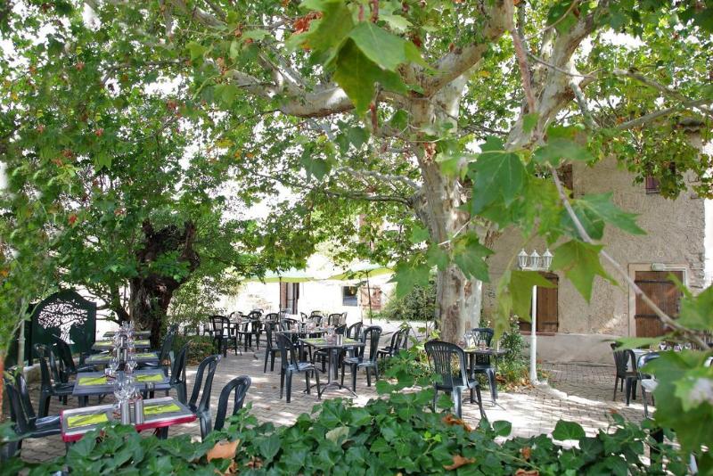 Отель Logis Hôtel & Spa Déjeunez Sous L Arbre