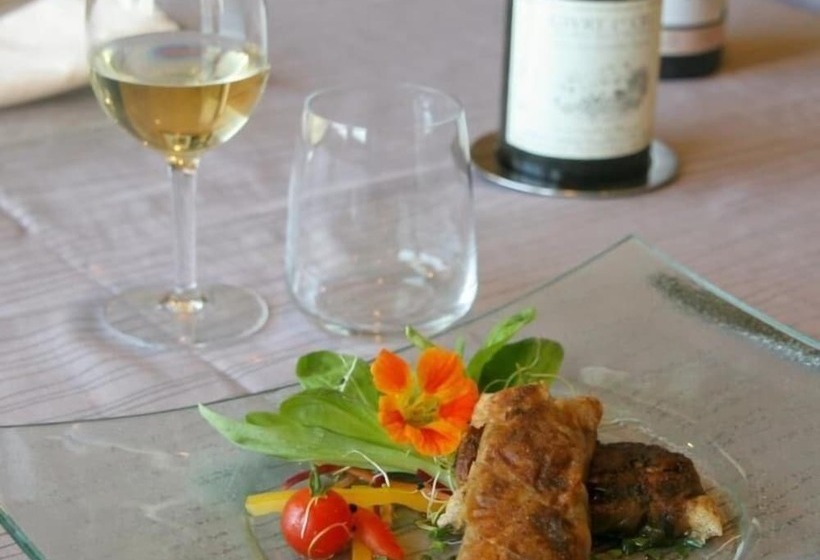 ホテル Logis Le Saint Cyr