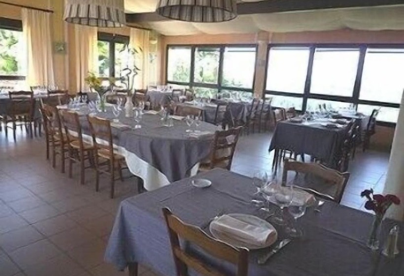 ホテル Logis Le Saint Cyr