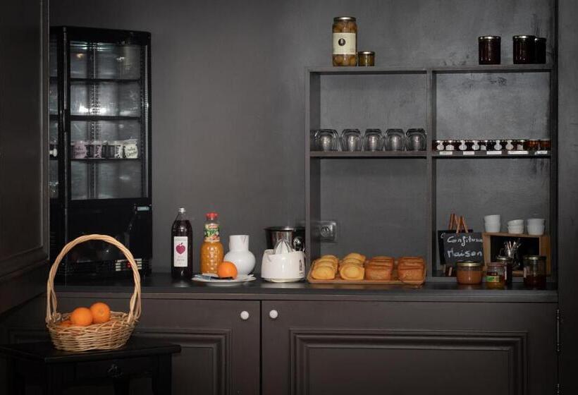 Отель Logis Hôtel Tante Yvonne & Son Restaurant Semi Gastronomique Lyon Nord