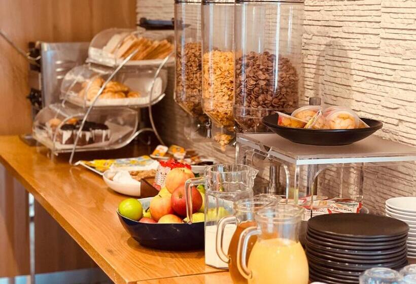 Отель The Waverley International