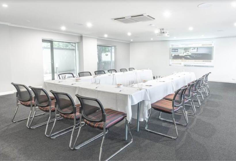 Отель The Waverley International