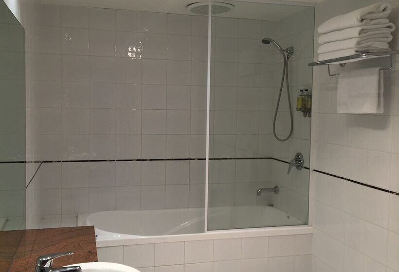 Отель The Waverley International