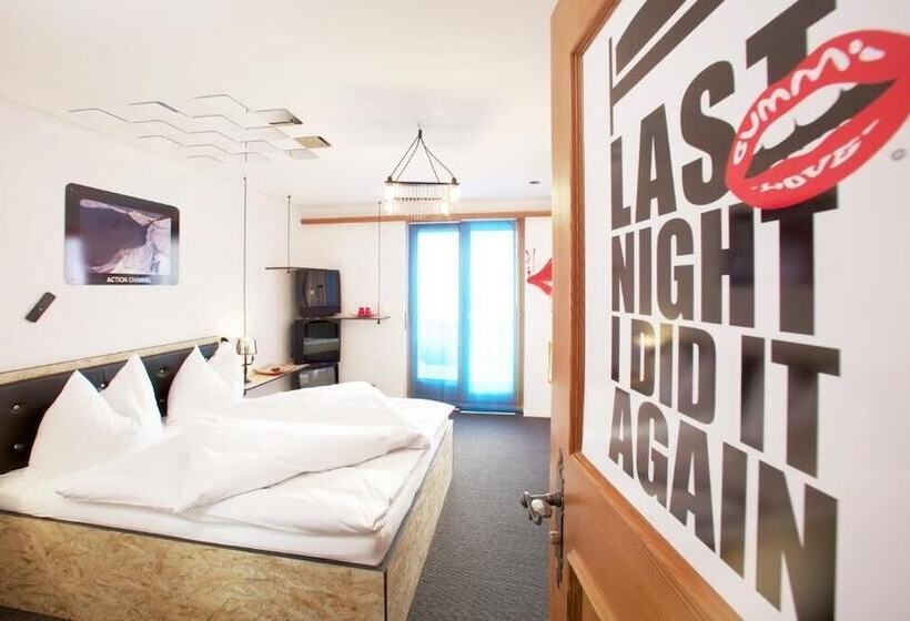 هتل Arena Lodge