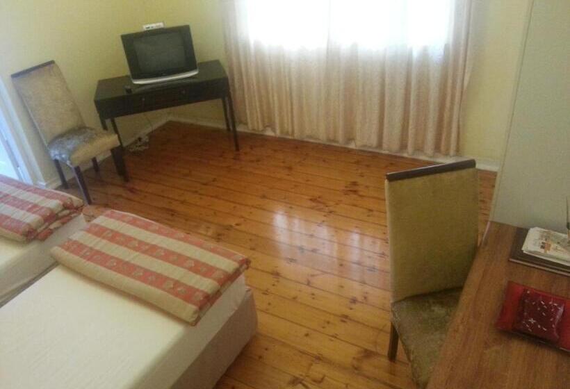 פנסיון The Crescent Guesthouses Bnb/self Catering