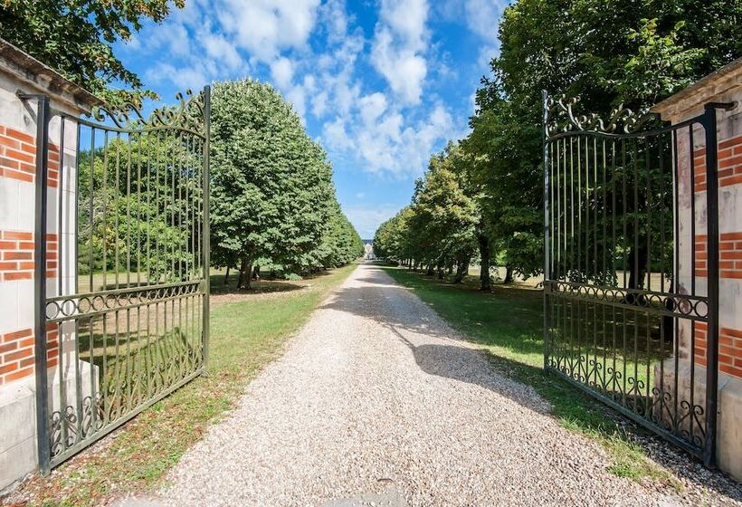 Hotel Logis Domaine De Valaudran