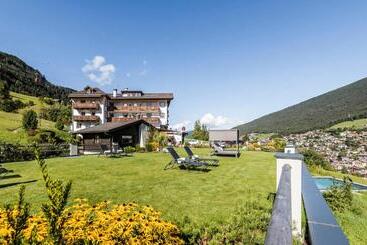 هتل Rainell Dolomites Retreat