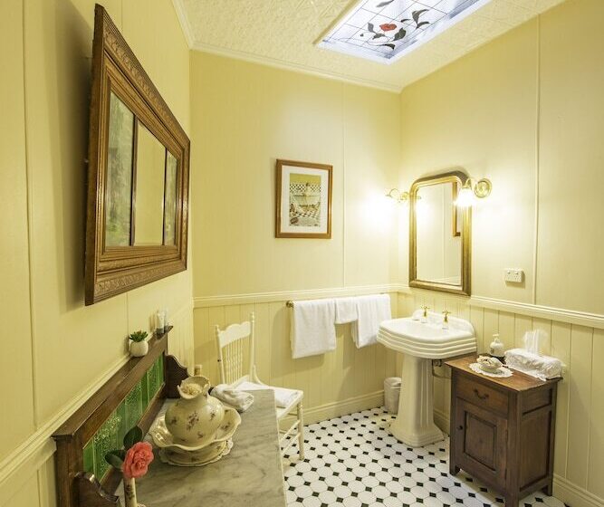 בית מלון כפרי Touchwood Cottages