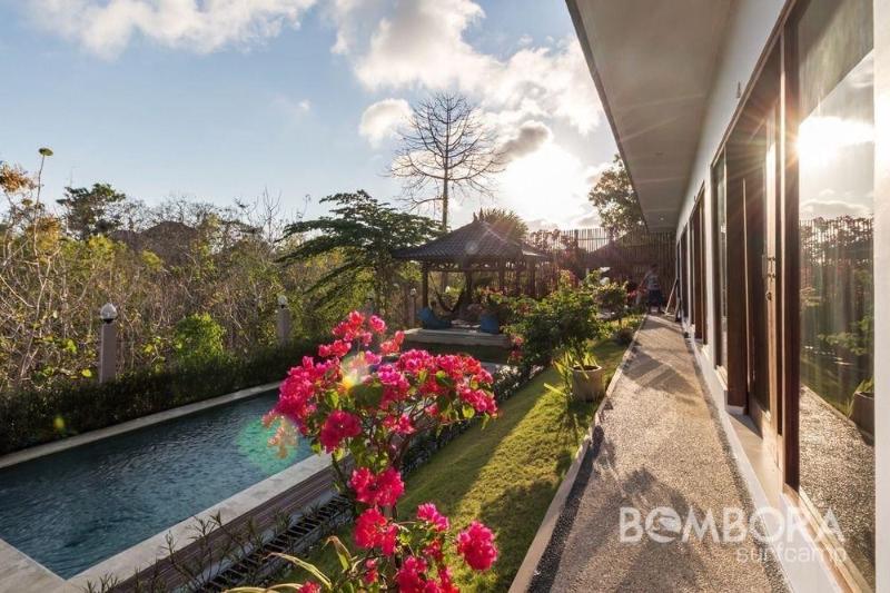 هتل Bombora Surf Camp