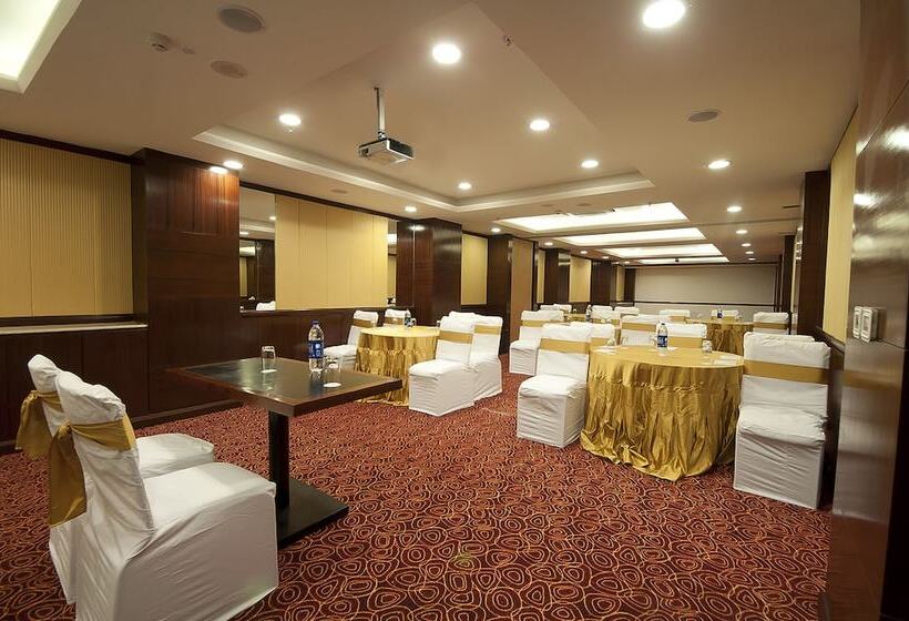 فندق The Golden Plaza