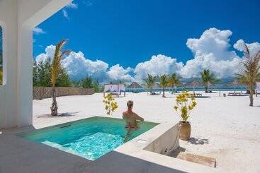 هتل Konokono Beach Resort And Isaraya Luxury Overwater Villas