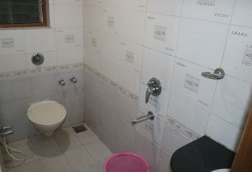 هتل Krish Holiday Inn