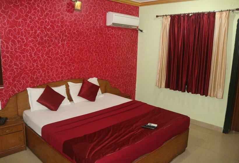 هتل Krish Holiday Inn