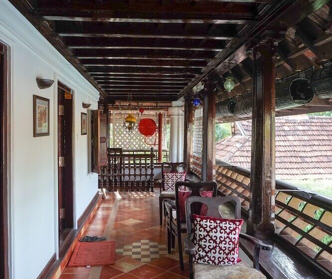 هتل Kumarakom Tharavadu  A Heritage , Kumarakom