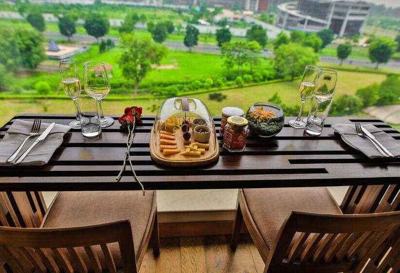 Отель The Lalit Chandigarh
