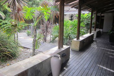 Ibhayi Guest Lodge Lion Roars S & Lodges