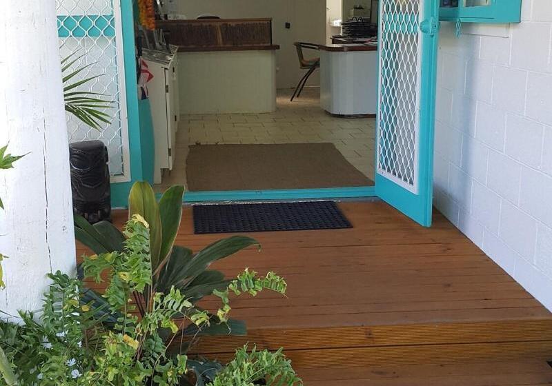 استراحتگاه The Black Pearl Beach Side Apartments